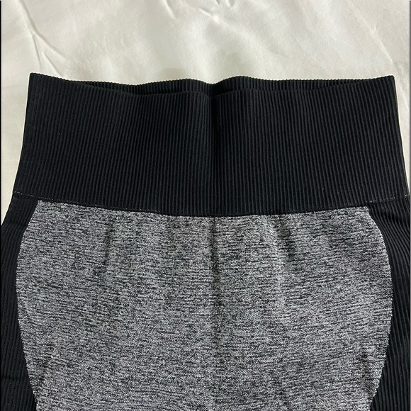 Seamless style leggings. Black and grey color. Never used. - Picture 5 of 5